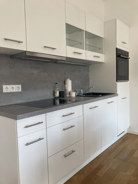 Moderne 2 Zimmer-Wohnung mit Einbauküche und Balkon in bester Lage zu vermieten. — photo 1
